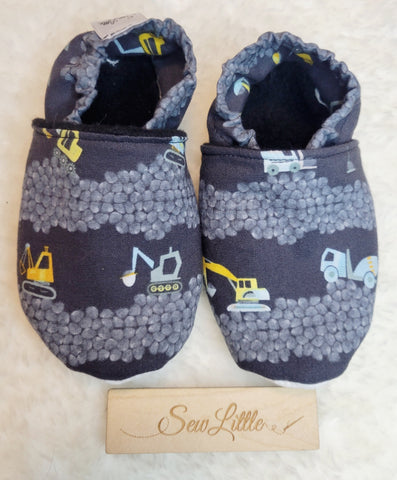 Construction - Size 8 toddler, 18 to 24 month slippers