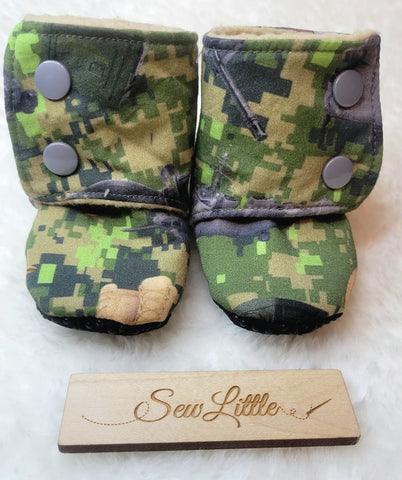 Pixel Camo - Size 2.5 baby, 3 to 6 month booties
