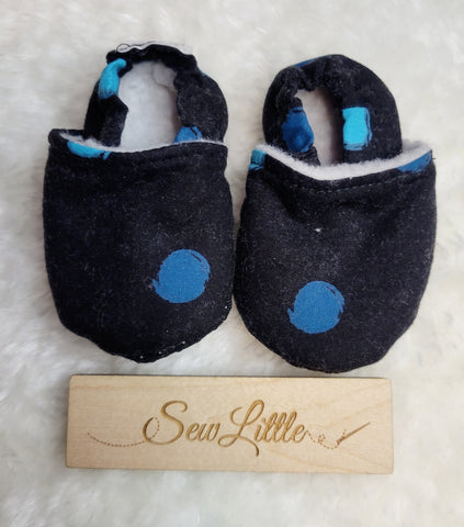 Black with Blue Dot - Size 1 baby, 0 to 3 month slippers
